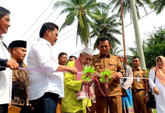 Gubernur Ansar saat Resmikan Jalan Trans Batubi - Klarik di Natuna.