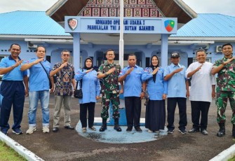 Danlanud Sutan Sjahrir Kol Nav Saeful Rakhmat foto bersama jajaran PPPAU PD Sumbar, Senin (9/1)