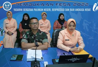 Danlanud Sutan Sjahrir Kol Nav Saeful Rakhmat bersama Ketua Yasarini Ny Cicik Saeful Rakhmat saat ikuti pembukaan FESA 2022 secara virtual di Padang, Selasa (10/1)