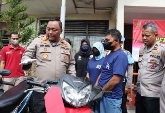 Kapolres Demak AKBP Budi Adhy Buono saat konferensi pers kasus pasutri curi motor, Demak, Selasa (10/1)