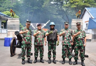 Gubernur AAL Laksda Denih Hendrata saat menerima Brevet Kehormatan Arsenal di Batuporon Madura, Selasa, (10/1)