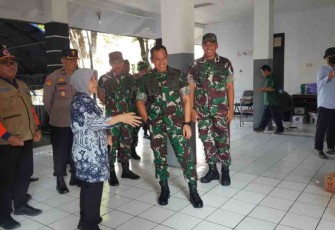Kasdam IV/Diponegoro berikan bantuan sembako  korban banjir