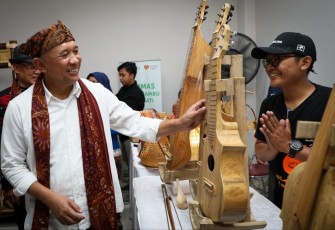 MenKopUKM Teten Masduki saat meninjau produk UMKM di Majalengka Creative Center, Kabupaten Majalengka, Rabu (11/1)