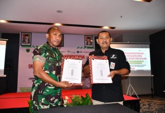 Pangdam Kasuari Mayjen TNI Gabriel Lema saat penandatanganan PKS dengan SKK Migas Pamalu, Sorong, Rabu (12/1) 