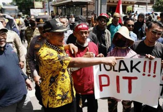 Pj Bupati Pati temui para pengunjuk rasa nelayan