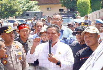 Ketua  DPRD Pati temui pengunjuk rasa dari nelayan Pati