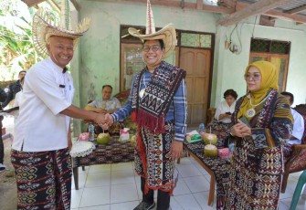 Menteri Desa, Pembangunan Daerah Tertinggal, dan Transmigrasi Abdul Halim Iskandar didampingi Wakil Menteri Desa PDTT Budi Arie Setiadi, Sekretaris Jenderal Taufik Madjid Beserta Rombongan Berdialog Dengan Kepala Desa di Desa Dodaek dan memberikan bantuan Pengembangan BUMDesa untuk Desa Dodaek, Kecamatan Rote Selatan, Kabupaten Rote Ndao, Pulau Rote NTT. Sabtu (14/1/2023)