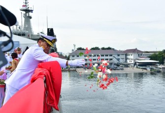 Kasal Laksamana TNI Muhammad Ali saat tabur bunga peringati Hari Dharma Samudera tahun 2023 di atas geladak KRI Banda Aceh 593, Senin (16/1)