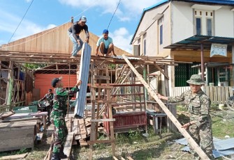 Karya bakti bangun pembongkaran rumah warga perbatasan 