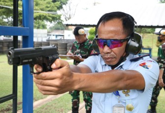 Latihan tembak personel lanud Husein Sastranegara 