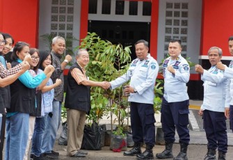 Kalapas Cilegon Enjat Lukmanul Hakim saat menerima bantuan bibit pohon 