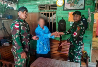 Satgas perbatasan menerima senpi rakitan warga dengan sukarela 