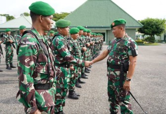 Danrem 032/Wbr Brigjen TNI Purmanto saat menyambut kepulangan Satgas Penebalan Satuan BKO Ter Koramil Persiapan Gel III wilayah Kodam XVII/Cenderawasih dan Kodam XVIII/Kasuari 