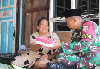 Pabintal Satgas Yonif 621/Mtg Letda Inf Abdul Hasan saat memberikan lunch box gratis door to door ke warga perbatasan, Jum'at (20/1)