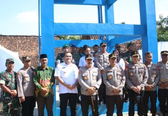 Kabareskrim Polri Komjen Agus Andrianto saat foto bersama usai meresmikan sarana air bersih di dukuh Jamur Desa Kalangan, Kabupaten Blora, Sabtu (21/1)
