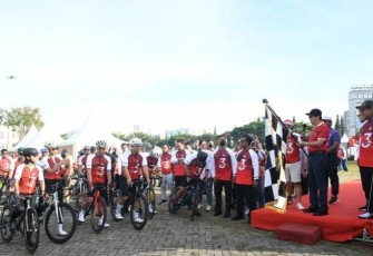 Menkumham RI Yasonna H Laoly saat lepas gowes sehat bersama Imigrasi 