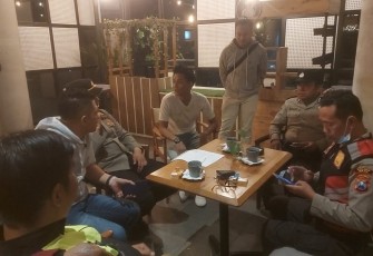 Aparat penegak hukum Polres Kota Batu saat mendatangi Hotel Horison Trunojoyo Kota Batu, Minggu (22/1) malam
