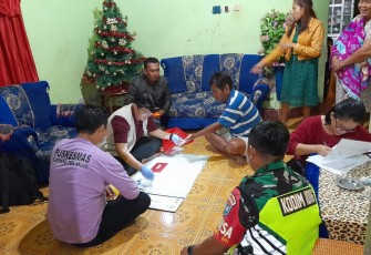 Babinsa Koramil Kurun saat Dampingi Dinas Kesehatan Dalam Pengambilan Data BIS 
