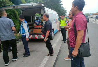 Evakuasi supir truk meninggal dunia di gate tol Sentul Utara 2 Bogor