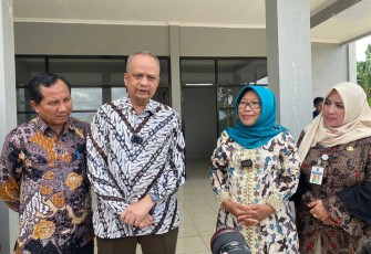 Deputi Bidang Mikro KemenkopUKM Yulius saat memberikan keterangan pers 