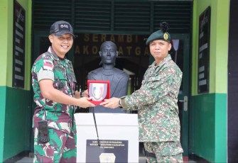 Dansatgas Yonif 645/Gty Letkol Inf Hudallah saat memberikan cenderamata 
