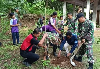 Penghijauan lingkungan sekolah wilayah binaan 