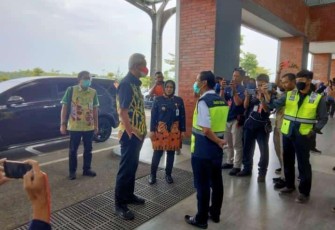 Gubernur Jawa Tengah Ganjar Pranowo saat tiba di Bandara Ngloram Cepu Blora Jawa Tengah.