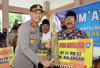 Polres Tulungagung Beri Perlengkapan Poskamling