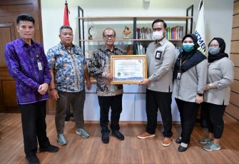 SeskemenkopUKM Arif Rahman saat menerima penghargaan 