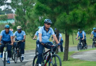 Dankoharmatau Marsda TNI Bambang Triono saat gowes bersama anggota 