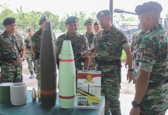 Danmenarmed 2 Kostrad Kolonel Arm Joko Setiyo Kurniawan saat mengunjungi Yonarmed 12 Kostrad 
