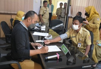 Salah satu ASN di kantor Setda Karanganyar, sedang menjalani cek kesehatan, Senin (30/1/2023).