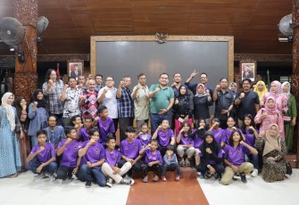 Ketua FPTI kabupaten Blora Christian Prasetya bersama atlet silaturahmi ke rumah dinas Bupati Blora Arief Rohman.