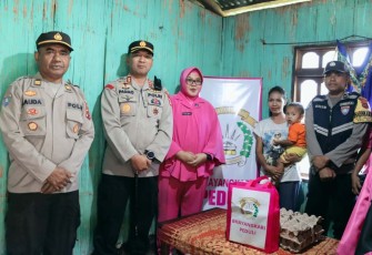 Kapolres Ngada AKBP Padmo Arianto, S.I.K bersama Ketua Bhayangkari Polres Ngada Ny. Chici Padmo Arianto, Menyerahkan Paket Sembako Kepada Penderita Stanting, Bertempat di Kelurahan Bajawa, Kecamatan Bajawa, Kabupaten Ngada, Rabu (01/02/2023)