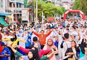 Gubernur Ansar Ahmad saat Ikuti Senam Sehat Sempena Flyover Celebration
