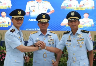 Pangkoopsud I Marsda TNI Bambang Gunarto bersama Danlanud Husein Sastranegara Kolonel Pnb Ardi Syahri usai sertijab 