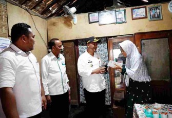 Pj Bupati Pati menyerahkan bantuan RTLH kepada masyarakat 