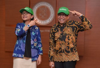 Menteri Desa, PDT, dan Transmigrasi Abdul Halim Iskandar dan Rektor ITB Reini Wirahadikusumah di Gedung Rektorat ITB, Bandung, Jawa Barat, Jumat (10/2/2023).