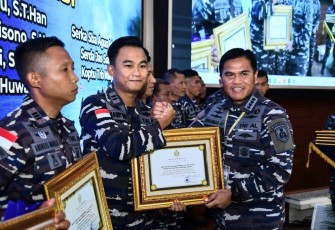 Kasal Laksamana TNI Muhammad Ali saat memberikan reward