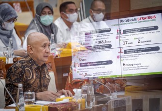 MenkopUKM Teten Masduki saat memberikan pemaparan bersama Komisi VI DPR, Selasa (14/2)