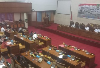 Ketua Pansus Tumbur M Sihaloho Menyampaikan Laporannya Saat Rapat Paripurna Senin (27/2/2023) di Ruang Sidang Utama DPRD Kota Batam. (Foto: Halomoan). 