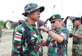 Kasrem 121/Abw Kolonel Inf Soelistyo Bawono saat menyematkan prajurit patroli terkoordinasi 