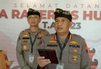 Kabid Humas Polda Jatim Kombes Dirmanto saat memberikan keterangan pers 