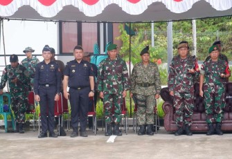 Dansatgas Yonif 645/Gty Letkol Inf Hudallah saat menghadiri upacara Patroli Terkoordinasi 