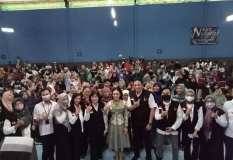 Direktorat Cegah Tangkal BPOM RI bersama Mitra Kerja Komisi IX DPR RI Dapil Jawa Timur V Kota Batu, Kota Malang dan Kabupaten Malang Kris Dayanti, dan masyarakat Kedung Kandang saat sesi foto bersama