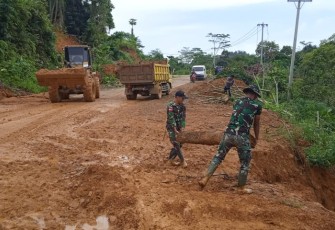 Pembersihan jalan pasca longsor di perbatasan 