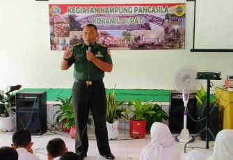 Peltu Dwi saat memberikan materi wasbang bagi siswa siswi SDN Ngepungrojo 01 dan 02