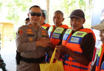 Kapolres Banjarnegara AKBP Hendri Yulianto saat memberikan life jacket program ikan Selayar 
