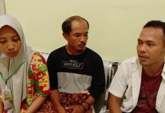 Keterangan Photo : Kedua Orang Tua Bocah Korbang Hanyut, saat diwawancarai Pembina DPD JPKP Padangsidimpuan, Minggu, ( 12/03/2023 ).