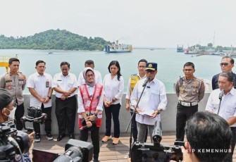 Menhub saat di Dermaga Eksekutif Pelabuhan Penyeberangan Merak, Banten.